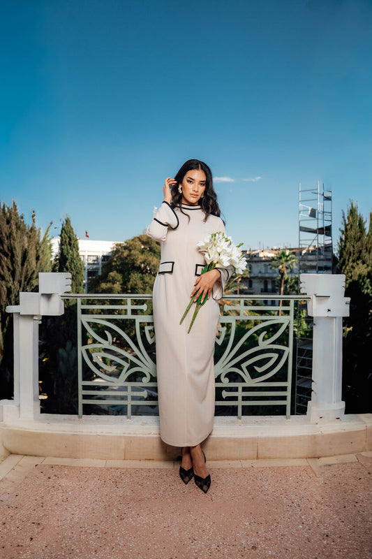 Robe beige à détails noirs