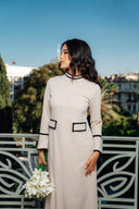 Robe beige à détails noirs