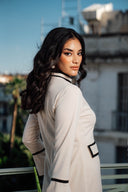 Robe beige à détails noirs