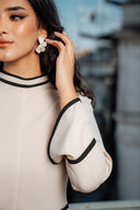 Robe beige à détails noirs