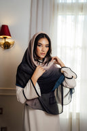 Robe beige à détails noirs